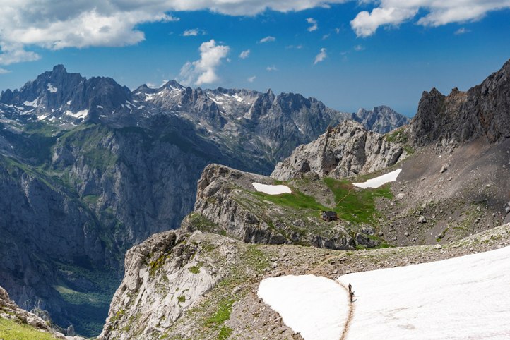 Crossing a patch of snow to reach the Jermoso hut Crossing a patch of snow to reach the Jermoso hut